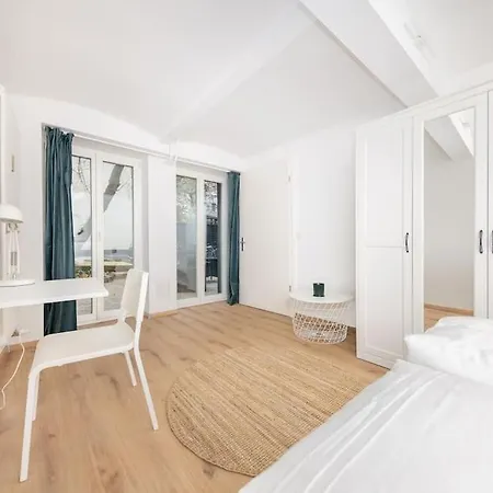 Terrassen-wohnung Am Goerlitzer Park In Kreuzberg Apartment
