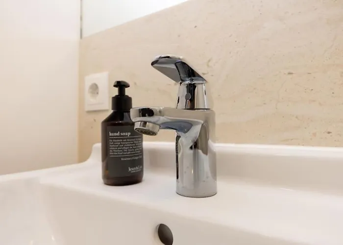 Terrassen-wohnung Am Goerlitzer Park In Kreuzberg *