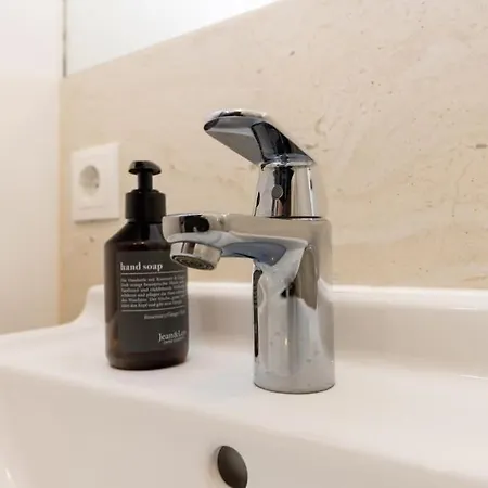 Terrassen-wohnung Am Goerlitzer Park In Kreuzberg *